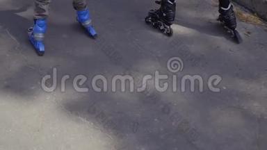 两个男孩骑着溜冰鞋